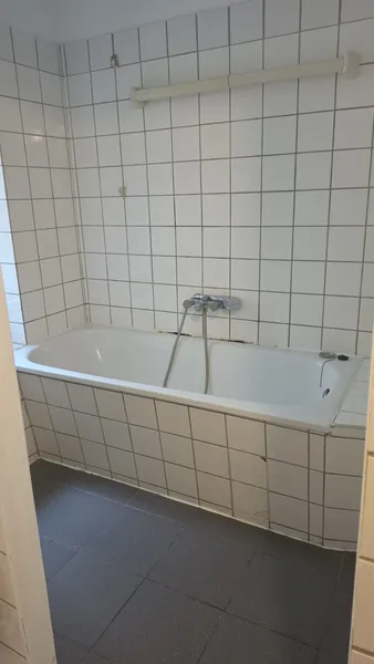 Charmante 3-Zimmer-Altbauwohnung mit großzügiger Wohnküche – sofort bezugsfrei — photo 1